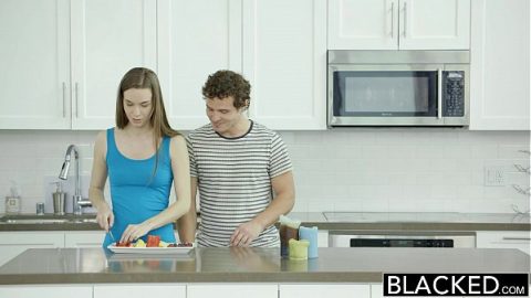 https://www.pornomazza.com/video/uomo-di-colore-scopa-una-donna-che-lavora-in-cucina/